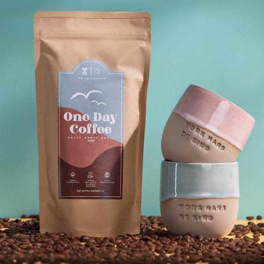 GESCHENKPAKET-ONE DAY Kaffee + Tasse "work hard - be kind" + Bio Schoki