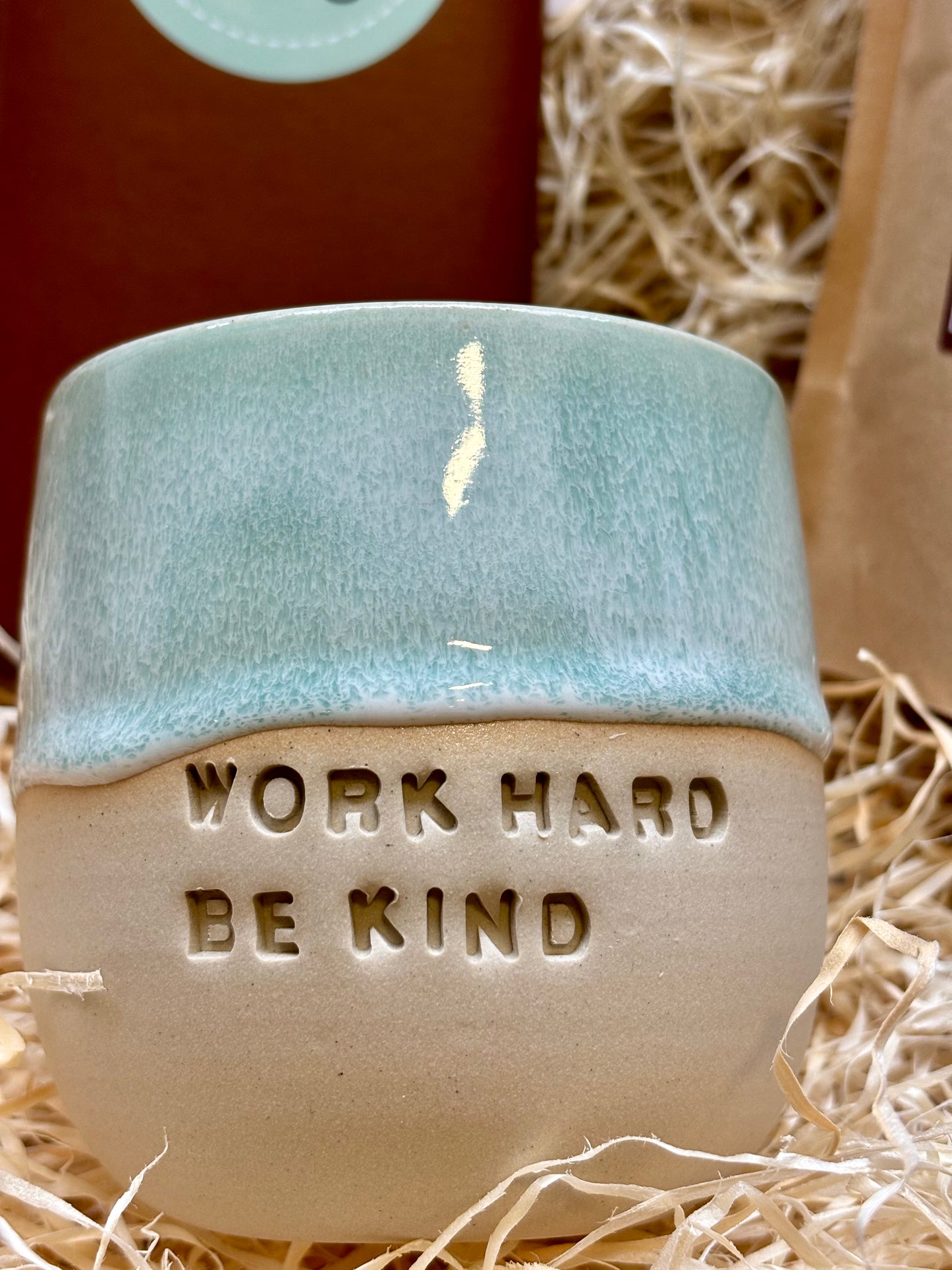 GESCHENKPAKET-ONE DAY Kaffee + Tasse "work hard - be kind" + Bio Schoki