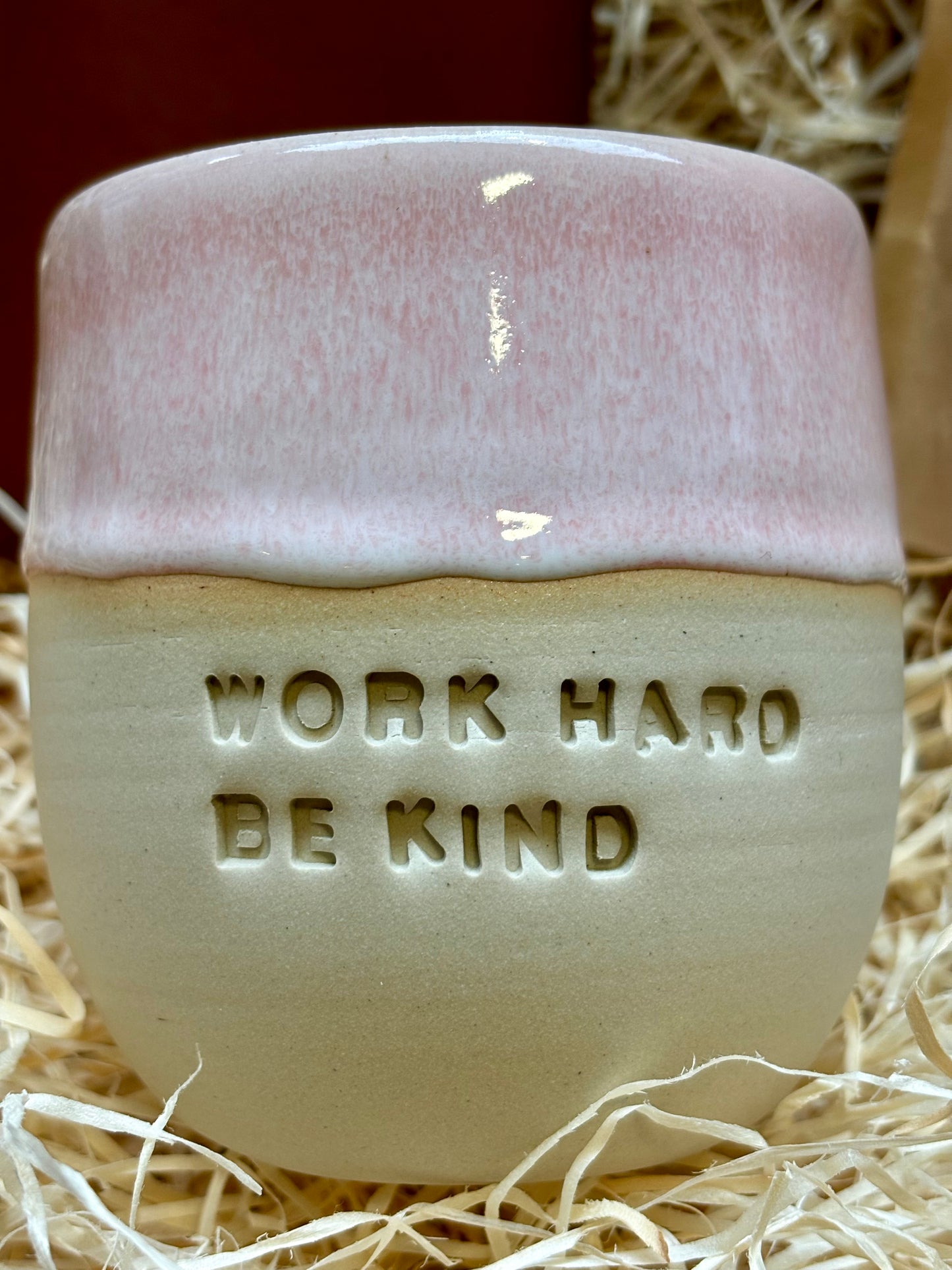 GESCHENKPAKET-ONE DAY Kaffee + Tasse "work hard - be kind" + Bio Schoki