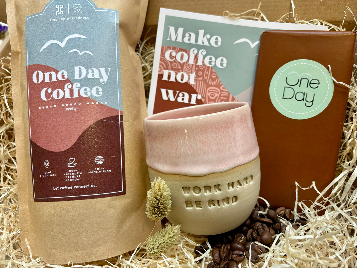 GESCHENKPAKET-ONE DAY Kaffee + Tasse "work hard - be kind" + Bio Schoki