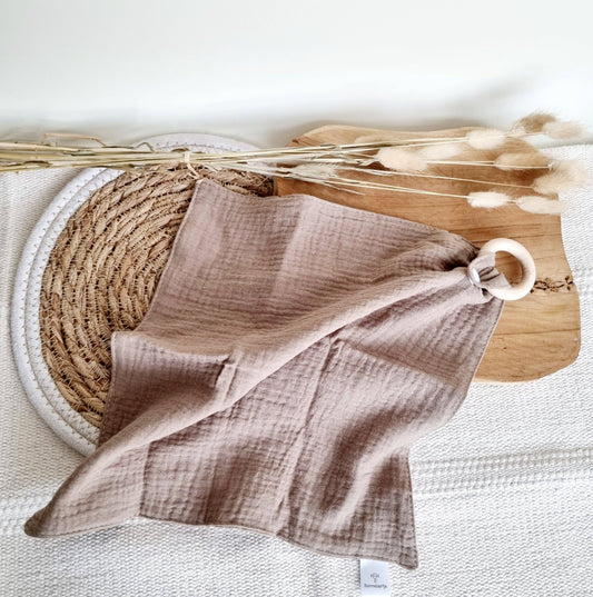 Kuscheltuch mit Beißring aus Buchenholz - hellbraun