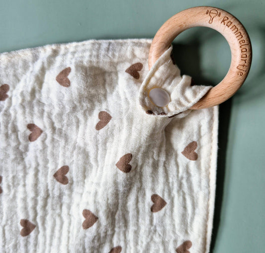 Kuscheltuch mit Beißring - Herzen