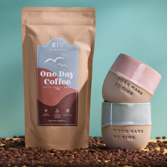 GESCHENKPAKET-ONE DAY Kaffee + Tasse "work hard - be kind" + Bio Schoki