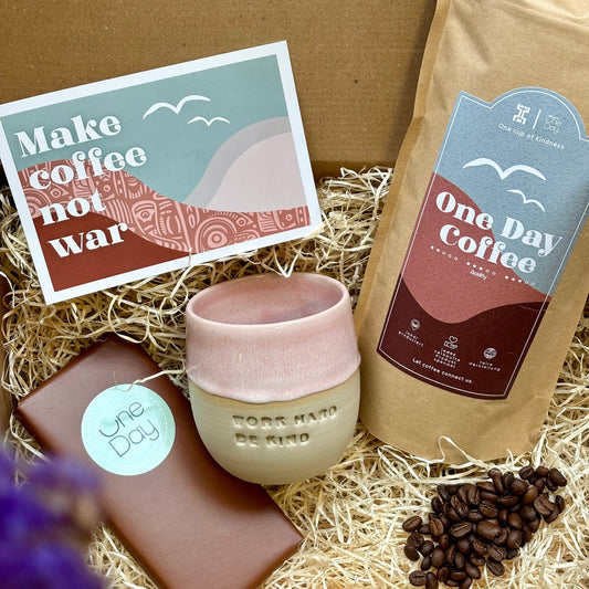 GESCHENKPAKET-ONE DAY Kaffee + Tasse "work hard - be kind" + Bio Schoki