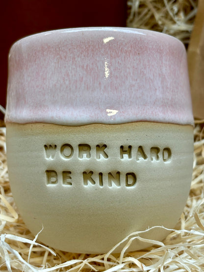 GESCHENKPAKET-ONE DAY Kaffee + Tasse "work hard - be kind" + Bio Schoki