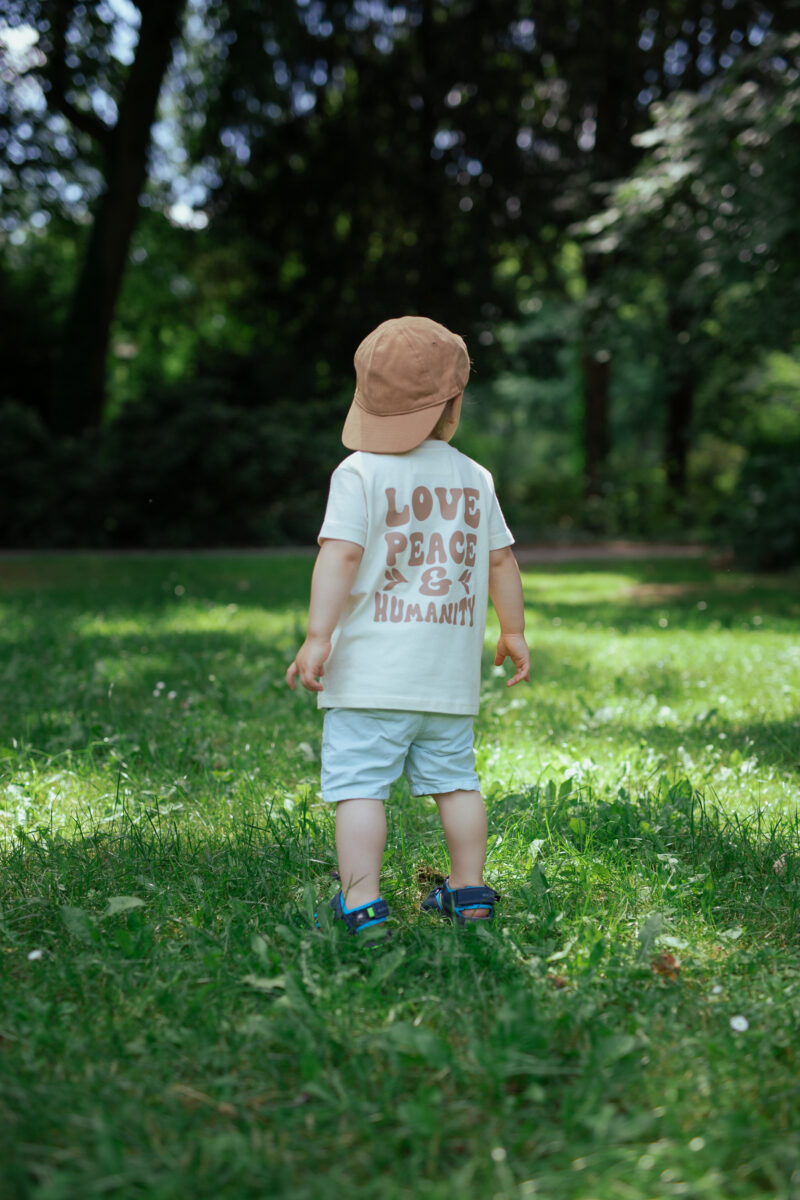 Kinder Shirt “LOVE, PEACE & HUMANITY”