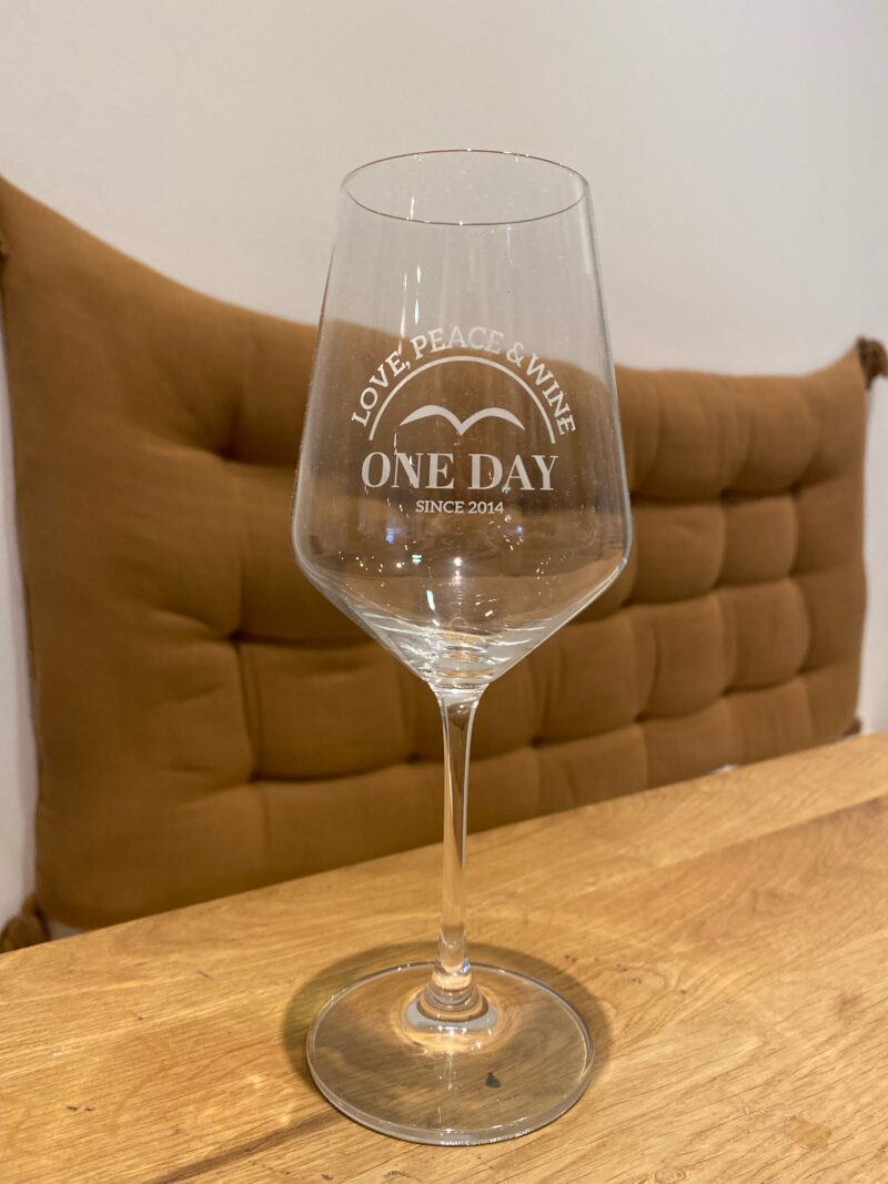 ONE DAY Glas “LOVE, PEACE & WINE”